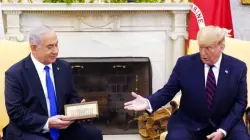 نتنياهو يهدي ترامب بيجر من ذهب(صور)